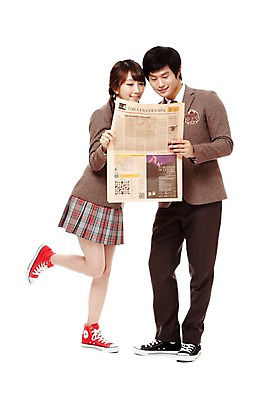 포토 JPG 스튜디오촬영 전신 학생 응시 여학생 여자 남자 교복 남학생 포즈 청소년 양갈래머리 고등학생 실내 서기 미소 웃음 들기 누끼 사람 동양인 두명 앞모습 10대 친구 한국인 신문 신문읽기 읽기 십대만 국내포토 헤어스타일 시선 옷 뷰포인트 관계 모션 표정 인종 내부 간행물 뉴스 파일형식