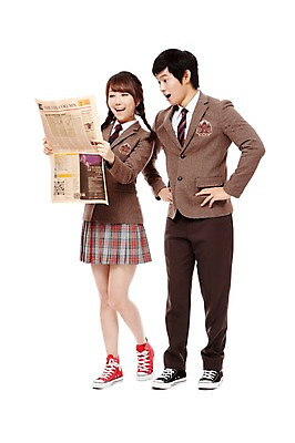 포토 JPG 스튜디오촬영 전신 학생 응시 여학생 여자 남자 교복 남학생 허리손 포즈 청소년 양갈래머리 고등학생 실내 서기 미소 웃음 들기 누끼 사람 동양인 두명 10대 친구 놀람 한국인 신문 신문읽기 읽기 십대만 국내포토 헤어스타일 시선 옷 감정 관계 모션 표정 인종 내부 간행물 뉴스 파일형식