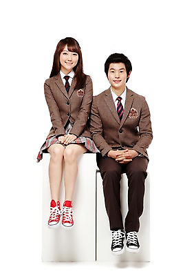 포토 JPG 스튜디오촬영 전신 학생 여학생 여자 남자 교복 남학생 포즈 청소년 고등학생 실내 미소 웃음 누끼 사람 앉기 동양인 두명 앞모습 10대 친구 한국인 십대만 국내포토 옷 뷰포인트 관계 모션 표정 인종 내부 파일형식