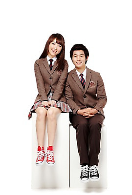 포토 JPG 스튜디오촬영 전신 학생 여학생 여자 남자 교복 남학생 포즈 청소년 고등학생 실내 미소 웃음 누끼 사람 앉기 동양인 두명 앞모습 10대 친구 한국인 십대만 국내포토 옷 뷰포인트 관계 모션 표정 인종 내부 파일형식