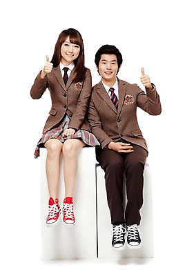 포토 JPG 스튜디오촬영 전신 학생 여학생 여자 남자 교복 남학생 포즈 손가락 청소년 고등학생 실내 웃음 누끼 사람 앉기 동양인 두명 앞모습 10대 친구 한국인 엄지손가락 최고 십대만 국내포토 손 옷 뷰포인트 관계 모션 표정 인종 내부 파일형식