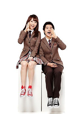 포토 JPG 스튜디오촬영 전신 학생 여학생 여자 남자 교복 남학생 포즈 청소년 고등학생 실내 손바닥 미소 웃음 누끼 사람 앉기 동양인 손짓 두명 앞모습 10대 친구 외침 한국인 부름 십대만 국내포토 손 옷 뷰포인트 관계 모션 표정 인종 내부 소리 파일형식