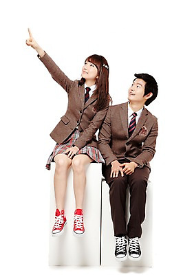 포토 JPG 스튜디오촬영 전신 학생 응시 여학생 여자 남자 교복 남학생 포즈 청소년 고등학생 실내 미소 웃음 누끼 사람 앉기 동양인 손짓 두명 10대 친구 한국인 검지손가락 가리킴 십대만 국내포토 시선 옷 손가락 관계 모션 표정 인종 내부 파일형식