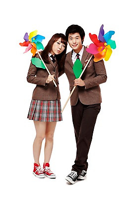 포토 JPG 스튜디오촬영 전신 학생 여학생 여자 남자 교복 남학생 포즈 청소년 고등학생 실내 서기 미소 웃음 들기 누끼 사람 동양인 두명 앞모습 10대 친구 한국인 바람개비 십대만 국내포토 옷 뷰포인트 관계 모션 표정 인종 내부 파일형식