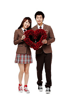 포토 JPG 스튜디오촬영 전신 식물 학생 여학생 여자 남자 꽃 교복 남학생 포즈 청소년 고등학생 실내 사랑 서기 미소 웃음 들기 누끼 사람 동양인 두명 앞모습 장식 10대 빨간색 친구 장미 화환 한국인 하트 십대만 국내포토 모양 옷 감정 뷰포인트 컬러 관계 모션 표정 인종 내부 파일형식