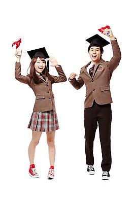 포토 JPG 스튜디오촬영 전신 학생 여학생 여자 남자 교복 리본 종이 남학생 포즈 학사모 졸업 청소년 고등학생 졸업식 실내 서기 미소 웃음 누끼 사람 동양인 두명 앞모습 10대 친구 달리기 한국인 졸업장 즐거움 문서 십대만 국내포토 모자_잡화 옷 교육 감정 뷰포인트 관계 모션 표정 인종 내부 파일형식