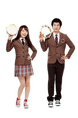 포토 JPG 스튜디오촬영 전신 학생 여학생 여자 남자 교복 악기 음악 남학생 허리손 포즈 연주 청소년 고등학생 수업 타악기 실내 서기 미소 웃음 누끼 사람 동양인 두명 앞모습 10대 친구 한국인 춤 음악교육 탬버린 십대만 국내포토 옷 교육 뷰포인트 관계 모션 문화예술 표정 인종 내부 파일형식