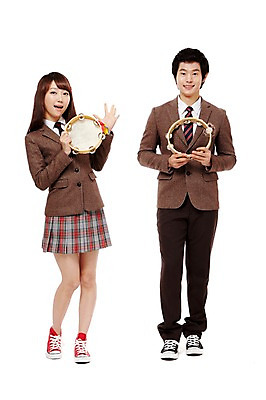 포토 JPG 스튜디오촬영 전신 학생 여학생 여자 남자 교복 악기 음악 남학생 포즈 연주 청소년 고등학생 수업 타악기 실내 서기 미소 웃음 누끼 사람 동양인 두명 앞모습 10대 친구 한국인 춤 음악교육 탬버린 십대만 국내포토 옷 교육 뷰포인트 관계 모션 문화예술 표정 인종 내부 파일형식