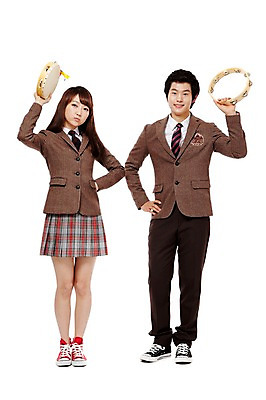 포토 JPG 스튜디오촬영 전신 학생 여학생 여자 남자 교복 악기 음악 남학생 허리손 포즈 연주 청소년 고등학생 수업 타악기 실내 서기 미소 웃음 누끼 사람 동양인 두명 앞모습 10대 친구 한국인 춤 음악교육 탬버린 십대만 국내포토 옷 교육 뷰포인트 관계 모션 문화예술 표정 인종 내부 파일형식