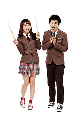 포토 JPG 스튜디오촬영 전신 학생 여학생 여자 남자 교복 음악 남학생 포즈 연주 노래 청소년 고등학생 수업 실내 서기 미소 웃음 누끼 사람 동양인 두명 앞모습 10대 친구 한국인 막대기 마이크 음악교육 드럼스틱 십대만 국내포토 옷 교육 뷰포인트 음향기기 관계 모션 문화예술 표정 인종 내부 파일형식