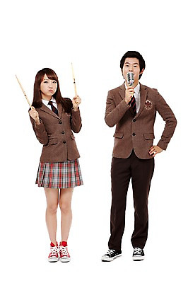 포토 JPG 스튜디오촬영 전신 학생 여학생 여자 남자 교복 음악 남학생 허리손 포즈 연주 노래 청소년 고등학생 수업 실내 서기 미소 웃음 누끼 사람 동양인 두명 앞모습 10대 친구 한국인 막대기 마이크 음악교육 드럼스틱 십대만 국내포토 옷 교육 뷰포인트 음향기기 관계 모션 문화예술 표정 인종 내부 파일형식