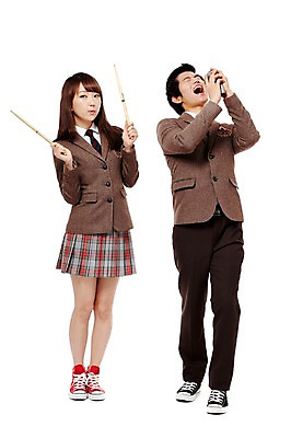 포토 JPG 스튜디오촬영 전신 학생 여학생 여자 남자 교복 음악 남학생 포즈 연주 노래 청소년 고등학생 수업 실내 서기 미소 웃음 누끼 사람 동양인 두명 앞모습 10대 친구 한국인 막대기 마이크 음악교육 드럼스틱 십대만 국내포토 옷 교육 뷰포인트 음향기기 관계 모션 문화예술 표정 인종 내부 파일형식