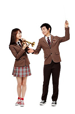 포토 JPG 스튜디오촬영 전신 학생 응시 여학생 여자 남자 교복 악기 음악 남학생 포즈 연주 청소년 고등학생 수업 실내 관악기 서기 미소 웃음 누끼 사람 동양인 두명 10대 친구 한국인 불기 나팔 음악교육 지휘봉 지휘자 지휘 십대만 국내포토 시선 옷 교육 관계 모션 문화예술 표정 인종 내부 음악가 파일형식