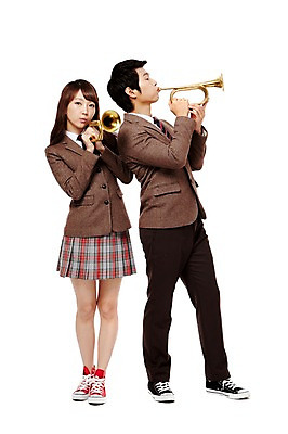 포토 JPG 스튜디오촬영 전신 학생 여학생 여자 남자 교복 악기 음악 남학생 포즈 연주 청소년 고등학생 수업 실내 관악기 서기 미소 웃음 누끼 사람 동양인 두명 10대 친구 한국인 불기 나팔 음악교육 십대만 국내포토 옷 교육 관계 모션 문화예술 표정 인종 내부 파일형식