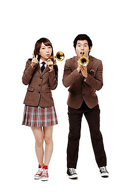 포토 JPG 스튜디오촬영 전신 학생 여학생 여자 남자 교복 악기 음악 남학생 포즈 연주 청소년 고등학생 수업 실내 관악기 서기 미소 웃음 누끼 사람 동양인 두명 앞모습 10대 친구 한국인 불기 나팔 음악교육 십대만 국내포토 옷 교육 뷰포인트 관계 모션 문화예술 표정 인종 내부 파일형식