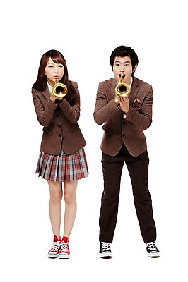 포토 JPG 스튜디오촬영 전신 학생 여학생 여자 남자 교복 악기 음악 남학생 포즈 연주 청소년 고등학생 수업 실내 관악기 서기 미소 웃음 누끼 사람 동양인 두명 앞모습 10대 친구 한국인 불기 나팔 음악교육 십대만 국내포토 옷 교육 뷰포인트 관계 모션 문화예술 표정 인종 내부 파일형식