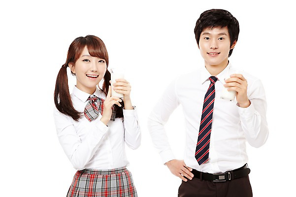 포토 JPG 스튜디오촬영 학생 여학생 여자 남자 교복 음식 남학생 허리손 포즈 청소년 양갈래머리 고등학생 잔 실내 서기 미소 웃음 들기 누끼 사람 동양인 상반신 두명 앞모습 10대 컵 친구 한국인 우유 마시기 십대만 국내포토 헤어스타일 식기 옷 뷰포인트 관계 모션 유제품 표정 인종 내부 파일형식