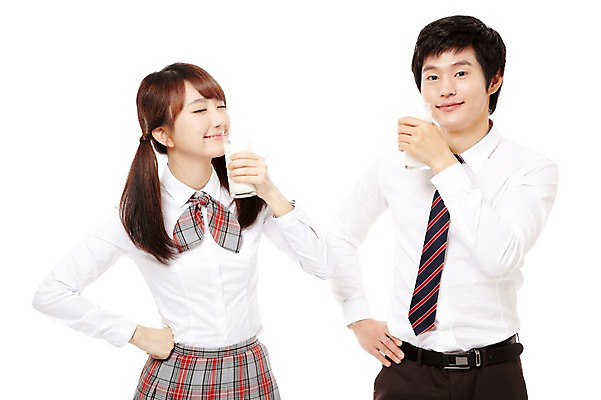 포토 JPG 스튜디오촬영 학생 여학생 여자 남자 교복 음식 남학생 허리손 포즈 청소년 양갈래머리 고등학생 잔 실내 서기 미소 웃음 들기 누끼 사람 동양인 상반신 두명 앞모습 10대 컵 친구 눈감음 한국인 우유 마시기 십대만 국내포토 헤어스타일 식기 옷 뷰포인트 관계 모션 유제품 표정 인종 내부 파일형식