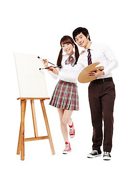 포토 JPG 스튜디오촬영 전신 학생 여학생 여자 남자 교복 남학생 포즈 청소년 양갈래머리 고등학생 수업 실내 미술 서기 미소 웃음 들기 누끼 사람 동양인 두명 앞모습 10대 친구 미술도구 한국인 붓 그리기 팔레트 이젤 그림 캔버스 도화지 미술교육 십대만 국내포토 헤어스타일 옷 교육 종이 뷰포인트 관계 모션 문화예술 표정 인종 내부 오브젝트 파일형식