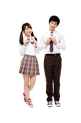 포토 JPG 스튜디오촬영 전신 학생 여학생 여자 남자 교복 남학생 캠페인 포즈 청소년 양갈래머리 고등학생 안내 실내 경고 서기 미소 웃음 들기 누끼 사람 동양인 두명 앞모습 10대 친구 건강관리 한국인 금지 표지판 알림 금연 금연표지판 십대만 국내포토 헤어스타일 옷 뷰포인트 관계 모션 알림판 표정 건강 관리 인종 내부 사회이슈 파일형식