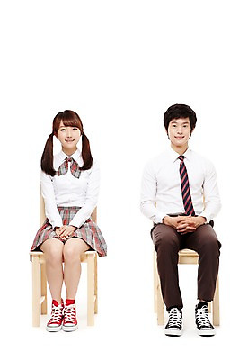 포토 JPG 스튜디오촬영 전신 학생 여학생 여자 남자 교복 남학생 포즈 의자 청소년 양갈래머리 고등학생 실내 미소 웃음 누끼 사람 앉기 동양인 두명 앞모습 10대 친구 한국인 십대만 국내포토 헤어스타일 옷 뷰포인트 가구 관계 모션 표정 인종 내부 파일형식