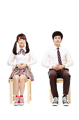 포토 JPG 스튜디오촬영 전신 학생 여학생 여자 남자 교복 남학생 포즈 의자 청소년 양갈래머리 고등학생 실내 미소 웃음 누끼 사람 앉기 동양인 두명 앞모습 10대 친구 한국인 십대만 국내포토 헤어스타일 옷 뷰포인트 가구 관계 모션 표정 인종 내부 파일형식