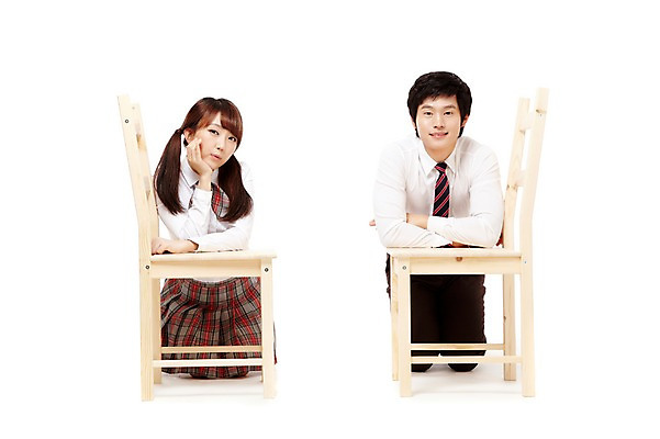 포토 JPG 스튜디오촬영 전신 학생 여학생 여자 남자 교복 남학생 포즈 의자 청소년 양갈래머리 고등학생 실내 미소 웃음 누끼 사람 앉기 동양인 두명 앞모습 10대 친구 턱괴기 한국인 무릎꿇기 십대만 국내포토 헤어스타일 옷 뷰포인트 가구 관계 모션 표정 인종 내부 파일형식