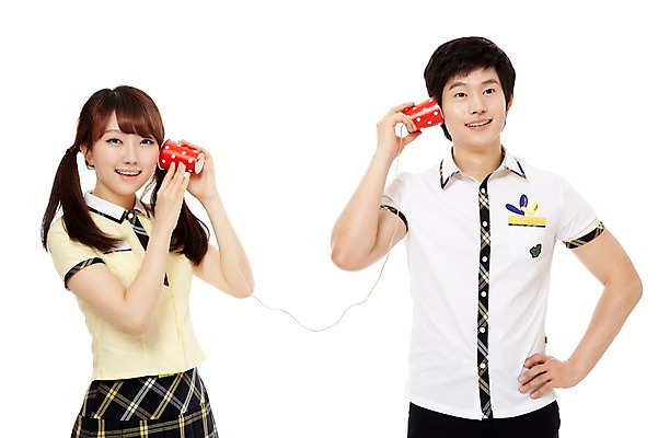 포토 JPG 스튜디오촬영 학생 여학생 여자 남자 교복 남학생 허리손 포즈 청소년 양갈래머리 고등학생 실내 서기 미소 웃음 누끼 사람 동양인 상반신 두명 앞모습 10대 친구 듣기 한국인 실전화기 통화 전화놀이 십대만 국내포토 헤어스타일 옷 뷰포인트 관계 모션 놀이 표정 인종 내부 파일형식