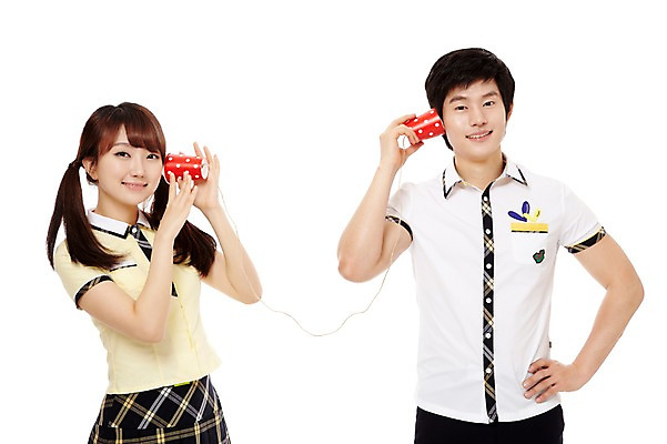 포토 JPG 스튜디오촬영 학생 여학생 여자 남자 교복 남학생 허리손 포즈 청소년 양갈래머리 고등학생 실내 서기 미소 웃음 누끼 사람 동양인 상반신 두명 앞모습 10대 친구 듣기 한국인 실전화기 통화 전화놀이 십대만 국내포토 헤어스타일 옷 뷰포인트 관계 모션 놀이 표정 인종 내부 파일형식