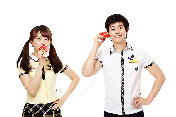 포토 JPG 스튜디오촬영 학생 여학생 여자 남자 교복 남학생 허리손 포즈 청소년 양갈래머리 고등학생 실내 말하기 서기 미소 웃음 누끼 사람 동양인 상반신 두명 앞모습 10대 친구 듣기 한국인 실전화기 통화 전화놀이 십대만 국내포토 헤어스타일 옷 뷰포인트 관계 모션 놀이 표정 인종 내부 파일형식