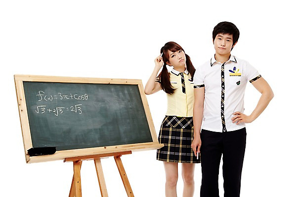 포토 JPG 스튜디오촬영 학생 응시 여학생 여자 남자 교복 남학생 허리손 포즈 생각 청소년 양갈래머리 고등학생 실내 서기 미소 웃음 누끼 사람 동양인 두명 앞모습 10대 친구 칠판 한국인 수학 고민 문제 십대만 국내포토 헤어스타일 시선 옷 감정 뷰포인트 교과목 관계 모션 표정 인종 내부 파일형식