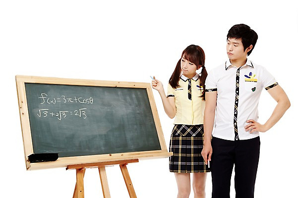 포토 JPG 스튜디오촬영 학생 응시 여학생 여자 남자 교복 남학생 허리손 포즈 생각 청소년 양갈래머리 고등학생 실내 서기 미소 웃음 누끼 사람 동양인 두명 앞모습 10대 친구 칠판 한국인 수학 고민 문제 십대만 국내포토 헤어스타일 시선 옷 감정 뷰포인트 교과목 관계 모션 표정 인종 내부 파일형식