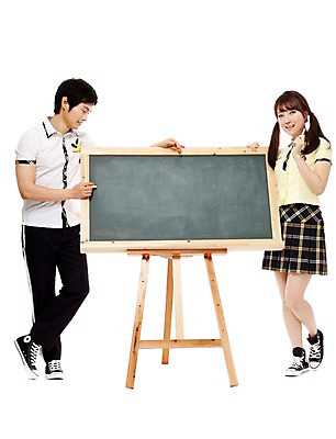 포토 JPG 스튜디오촬영 전신 학생 응시 여학생 여자 남자 교복 남학생 포즈 청소년 양갈래머리 고등학생 안내 알림판 실내 서기 미소 웃음 누끼 사람 동양인 두명 10대 친구 칠판 한국인 알림 분필 십대만 국내포토 헤어스타일 시선 옷 관계 모션 표정 인종 내부 초크 파일형식