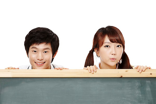 포토 JPG 스튜디오촬영 학생 여학생 여자 남자 교복 남학생 포즈 청소년 양갈래머리 고등학생 안내 알림판 실내 미소 웃음 누끼 사람 동양인 상반신 두명 앞모습 10대 친구 칠판 한국인 알림 십대만 국내포토 헤어스타일 옷 뷰포인트 관계 표정 인종 내부 파일형식