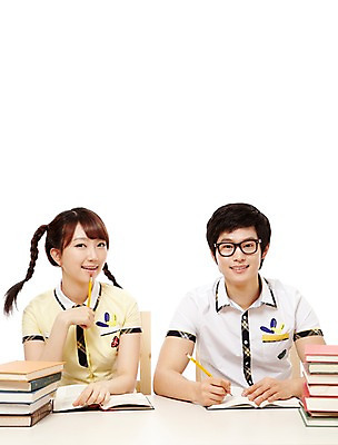 포토 JPG 스튜디오촬영 학생 여학생 여자 남자 교복 남학생 포즈 생각 청소년 양갈래머리 고등학생 실내 미소 웃음 누끼 사람 앉기 동양인 상반신 두명 앞모습 10대 책 친구 독서 필기구 연필 쌓기 한국인 교과서 십대만 국내포토 헤어스타일 옷 뷰포인트 관계 모션 문구용품 학용품 교재 표정 인종 내부 파일형식