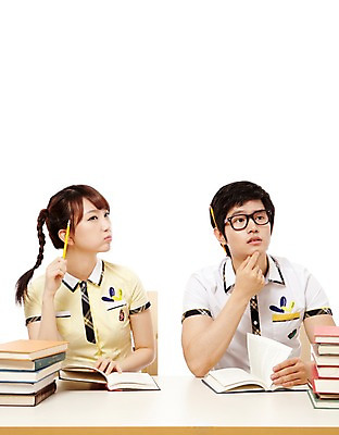 포토 JPG 스튜디오촬영 학생 응시 여학생 여자 남자 교복 남학생 포즈 생각 청소년 양갈래머리 고등학생 실내 미소 웃음 누끼 사람 앉기 동양인 상반신 두명 앞모습 10대 책 친구 독서 필기구 연필 쌓기 한국인 교과서 십대만 국내포토 헤어스타일 시선 옷 뷰포인트 관계 모션 문구용품 학용품 교재 표정 인종 내부 파일형식