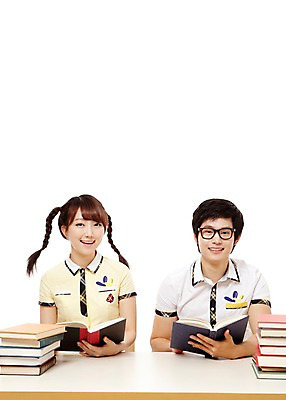 포토 JPG 스튜디오촬영 학생 여학생 여자 남자 교복 남학생 포즈 청소년 양갈래머리 고등학생 실내 미소 웃음 누끼 사람 앉기 동양인 상반신 두명 앞모습 10대 책 친구 독서 쌓기 한국인 교과서 십대만 국내포토 헤어스타일 옷 뷰포인트 관계 모션 교재 표정 인종 내부 파일형식