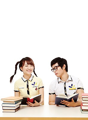 포토 JPG 스튜디오촬영 학생 응시 여학생 여자 남자 교복 남학생 포즈 청소년 양갈래머리 고등학생 실내 미소 웃음 누끼 사람 앉기 동양인 상반신 두명 앞모습 10대 책 친구 독서 쌓기 눈감음 한국인 교과서 십대만 국내포토 헤어스타일 시선 옷 뷰포인트 관계 모션 교재 표정 인종 내부 파일형식