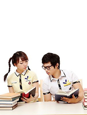 포토 JPG 스튜디오촬영 학생 응시 여학생 여자 남자 교복 남학생 포즈 청소년 양갈래머리 고등학생 실내 미소 웃음 누끼 사람 앉기 동양인 상반신 두명 앞모습 10대 책 친구 독서 쌓기 한국인 교과서 십대만 국내포토 헤어스타일 시선 옷 뷰포인트 관계 모션 교재 표정 인종 내부 파일형식