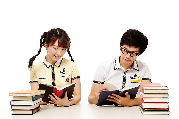 포토 JPG 스튜디오촬영 학생 응시 여학생 여자 남자 교복 남학생 포즈 청소년 양갈래머리 고등학생 실내 미소 웃음 누끼 사람 앉기 동양인 상반신 두명 앞모습 10대 책 친구 독서 쌓기 한국인 교과서 십대만 국내포토 헤어스타일 시선 옷 뷰포인트 관계 모션 교재 표정 인종 내부 파일형식