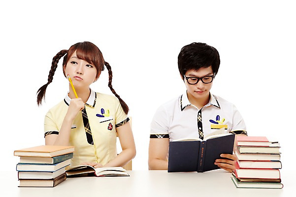 포토 JPG 스튜디오촬영 학생 응시 여학생 여자 남자 교복 남학생 포즈 생각 청소년 양갈래머리 고등학생 실내 미소 웃음 누끼 사람 앉기 동양인 상반신 두명 앞모습 10대 책 친구 독서 필기구 연필 쌓기 한국인 교과서 십대만 국내포토 헤어스타일 시선 옷 뷰포인트 관계 모션 문구용품 학용품 교재 표정 인종 내부 파일형식