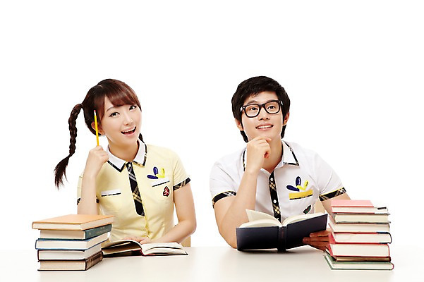 포토 JPG 스튜디오촬영 학생 응시 여학생 여자 남자 교복 남학생 포즈 생각 청소년 양갈래머리 고등학생 실내 미소 웃음 누끼 사람 앉기 동양인 상반신 두명 앞모습 10대 책 친구 독서 필기구 연필 쌓기 한국인 교과서 십대만 국내포토 헤어스타일 시선 옷 뷰포인트 관계 모션 문구용품 학용품 교재 표정 인종 내부 파일형식