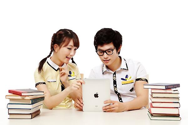 포토 JPG 스튜디오촬영 학생 응시 여학생 여자 남자 교복 남학생 포즈 청소년 양갈래머리 고등학생 실내 미소 웃음 누끼 사람 앉기 동양인 상반신 두명 앞모습 10대 책 친구 컴퓨터 태블릿 쌓기 터치 한국인 교과서 십대만 국내포토 헤어스타일 시선 옷 뷰포인트 관계 모션 교재 표정 인종 내부 전자제품 스마트기기 파일형식