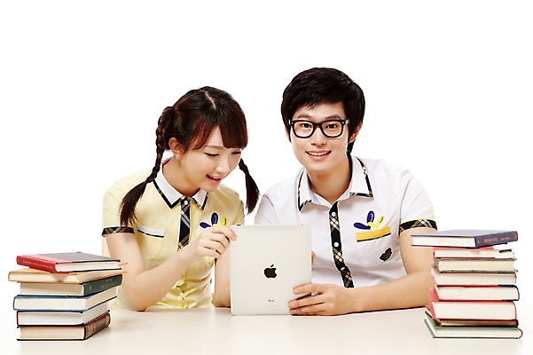 포토 JPG 스튜디오촬영 학생 응시 여학생 여자 남자 교복 남학생 포즈 청소년 양갈래머리 고등학생 실내 미소 웃음 누끼 사람 앉기 동양인 상반신 두명 앞모습 10대 책 친구 컴퓨터 태블릿 쌓기 터치 한국인 교과서 십대만 국내포토 헤어스타일 시선 옷 뷰포인트 관계 모션 교재 표정 인종 내부 전자제품 스마트기기 파일형식