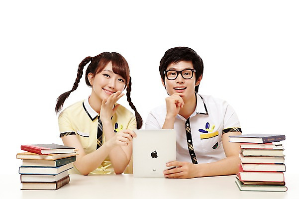 포토 JPG 스튜디오촬영 학생 여학생 여자 남자 교복 남학생 포즈 청소년 양갈래머리 고등학생 실내 미소 웃음 누끼 사람 앉기 동양인 상반신 두명 앞모습 10대 책 친구 컴퓨터 태블릿 쌓기 턱괴기 터치 한국인 교과서 십대만 국내포토 헤어스타일 옷 뷰포인트 관계 모션 교재 표정 인종 내부 전자제품 스마트기기 파일형식