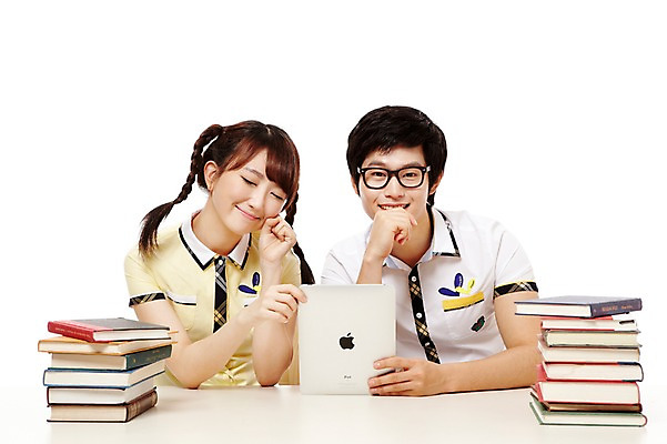 포토 JPG 스튜디오촬영 학생 여학생 여자 남자 교복 남학생 포즈 청소년 양갈래머리 고등학생 실내 미소 웃음 누끼 사람 앉기 동양인 상반신 두명 앞모습 10대 책 친구 컴퓨터 태블릿 쌓기 눈감음 턱괴기 터치 한국인 교과서 십대만 국내포토 헤어스타일 옷 뷰포인트 관계 모션 교재 표정 인종 내부 전자제품 스마트기기 파일형식