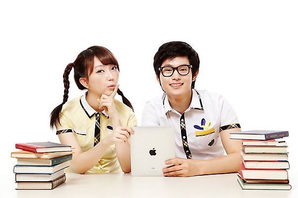 포토 JPG 스튜디오촬영 학생 여학생 여자 남자 교복 남학생 포즈 청소년 양갈래머리 고등학생 실내 미소 웃음 누끼 사람 앉기 동양인 상반신 두명 앞모습 10대 책 친구 컴퓨터 태블릿 쌓기 턱괴기 터치 한국인 교과서 십대만 국내포토 헤어스타일 옷 뷰포인트 관계 모션 교재 표정 인종 내부 전자제품 스마트기기 파일형식