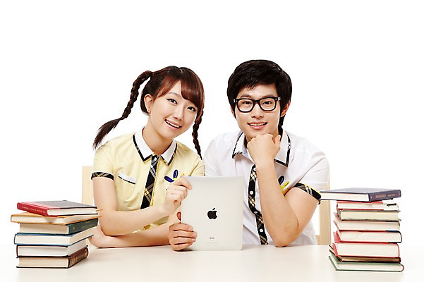 포토 JPG 스튜디오촬영 학생 여학생 여자 남자 교복 남학생 포즈 청소년 양갈래머리 고등학생 실내 미소 웃음 누끼 사람 앉기 동양인 상반신 두명 앞모습 10대 책 친구 컴퓨터 태블릿 쌓기 턱괴기 터치 한국인 교과서 십대만 국내포토 헤어스타일 옷 뷰포인트 관계 모션 교재 표정 인종 내부 전자제품 스마트기기 파일형식