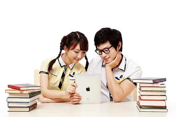 포토 JPG 스튜디오촬영 학생 응시 여학생 여자 남자 교복 남학생 포즈 청소년 양갈래머리 고등학생 실내 미소 웃음 누끼 사람 앉기 동양인 상반신 두명 앞모습 10대 책 친구 컴퓨터 태블릿 쌓기 턱괴기 터치 한국인 교과서 십대만 국내포토 헤어스타일 시선 옷 뷰포인트 관계 모션 교재 표정 인종 내부 전자제품 스마트기기 파일형식