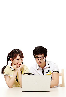 포토 JPG 스튜디오촬영 학생 응시 여학생 여자 남자 교복 남학생 포즈 청소년 양갈래머리 고등학생 실내 미소 웃음 누끼 사람 앉기 동양인 상반신 두명 앞모습 10대 친구 노트북 컴퓨터 턱괴기 한국인 검색 십대만 국내포토 헤어스타일 시선 옷 뷰포인트 관계 모션 표정 인종 내부 전자제품 파일형식